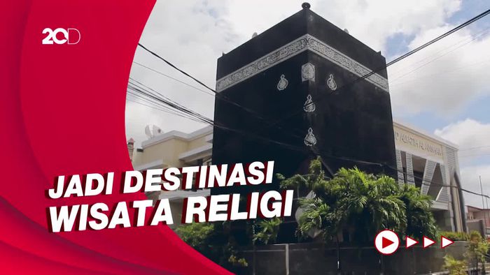 Menengok Agungnya Masjid Kakbah di Makassar