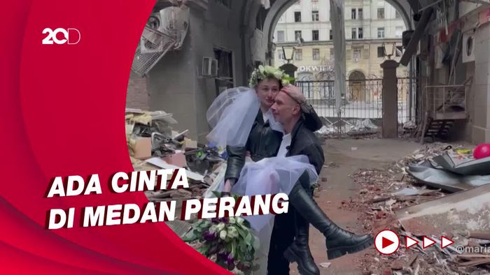 Pasangan Ukraina Menikah di Tengah Suasana Perang