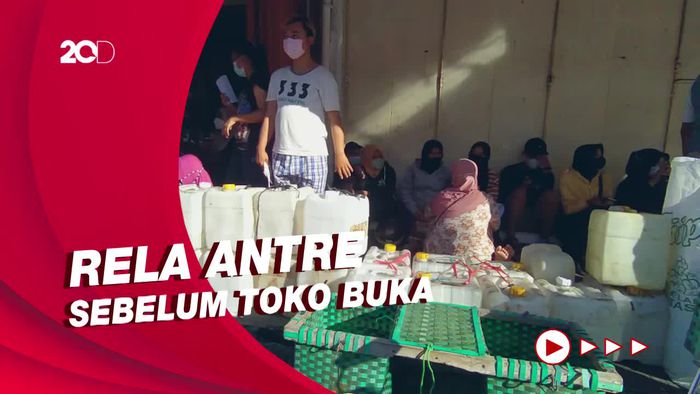Panjangnya Antrean Warga di Pasar Muntilan demi Minyak Goreng Curah