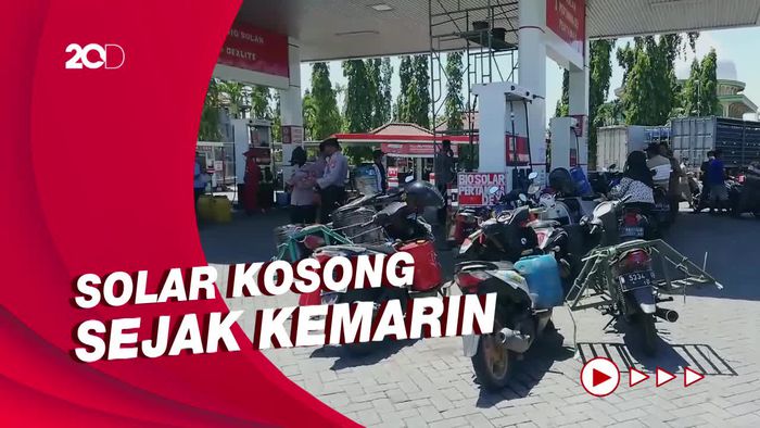 Demi Solar, Sopir dan Nelayan Pasuruan Sampai Menginap di SPBU