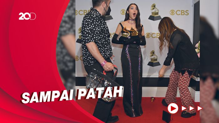 Ekspresi Olivia Rodrigo Tak Sengaja Jatuhkan Piala Grammy