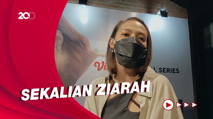 Cerita Della Dartyan Syuting Dekat Makam Ayahnya 