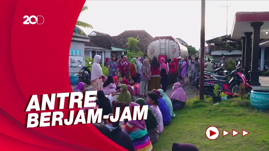 Potret Warga Lumajang Antre Minyak Goreng Curah Hingga Menutupi Jalan