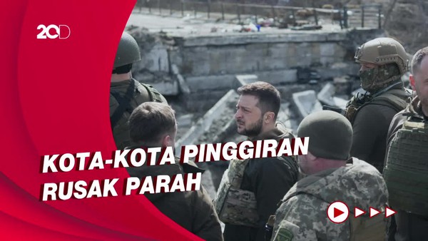 Presiden Zelenskiy Mengecek Langsung Kerusakan di Sekitar Kiev