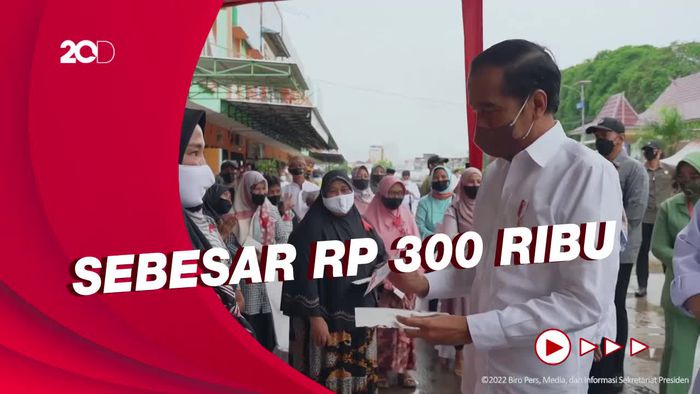 Momen Jokowi Bagi-bagi BLT Minyak Goreng ke PKL di Jambi