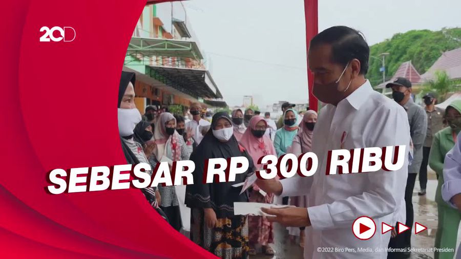 Momen Jokowi Bagi-bagi BLT Minyak Goreng ke PKL di Jambi