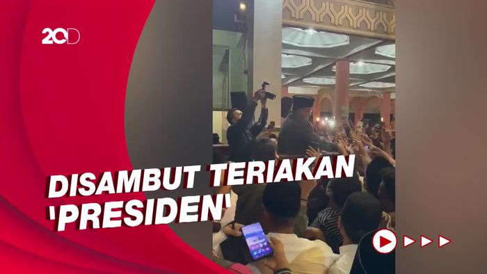 Saat Anies Dirubung Jemaah & Diteriaki Presiden di Masjid Kampus UGM