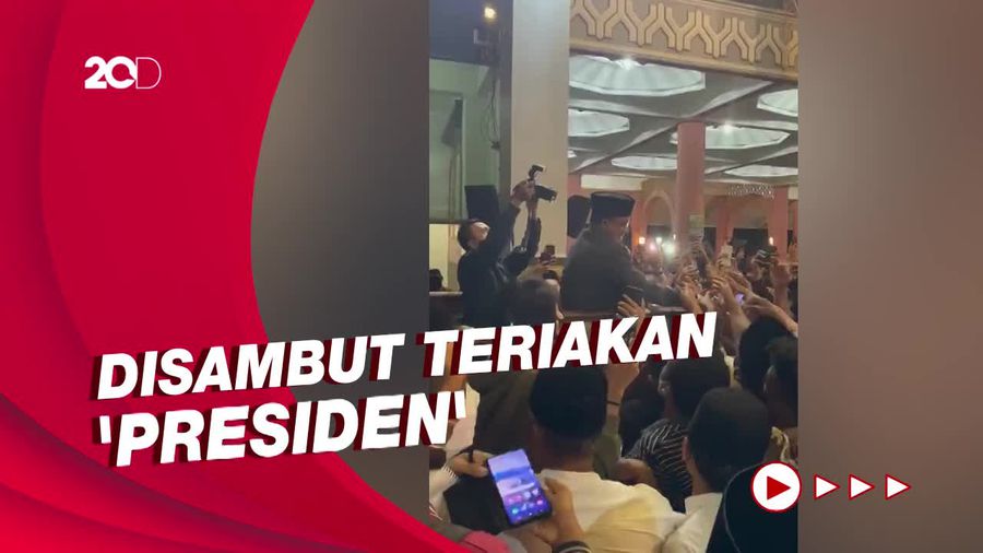 Saat Anies Dirubung Jemaah & Diteriaki Presiden di Masjid Kampus UGM