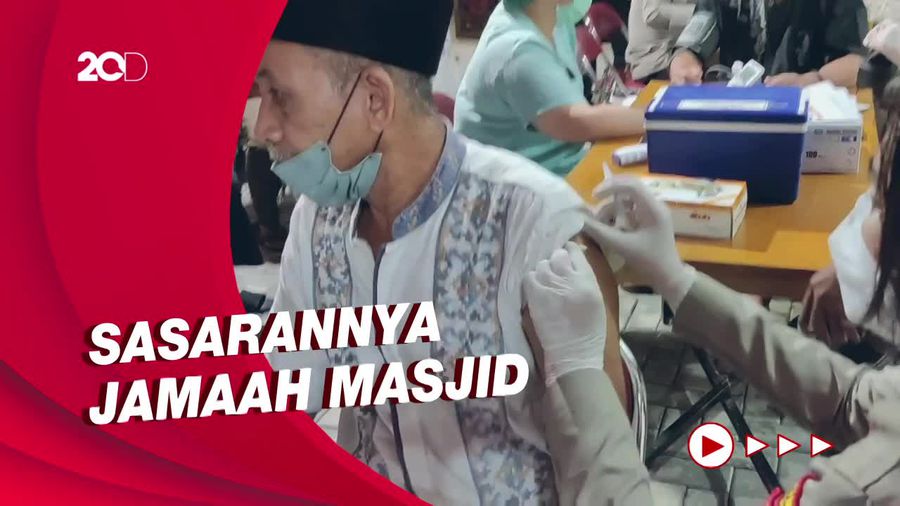 Suasana Vaksinasi di Masjid Duren Sawit pada Malam Hari