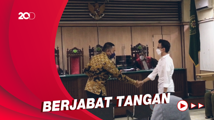 Lihat Lagi Momen Adam Deni dan Ahmad Sahroni Saling Memaafkan