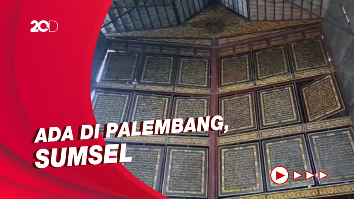 Melihat Al-Quran Raksasa yang Diukir di Kayu Tembesu