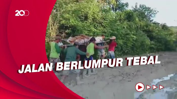 Heboh  Warga Tandu Jenazah Lewat Jalan Berlumpur di Jombang