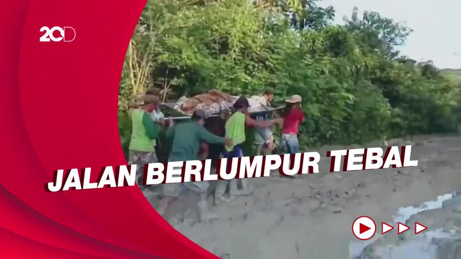 Heboh  Warga Tandu Jenazah Lewat Jalan Berlumpur di Jombang