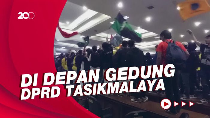 Mahasiswa Tasikmalaya Demo-Bakar Ban Tolak Jokowi 3 Periode