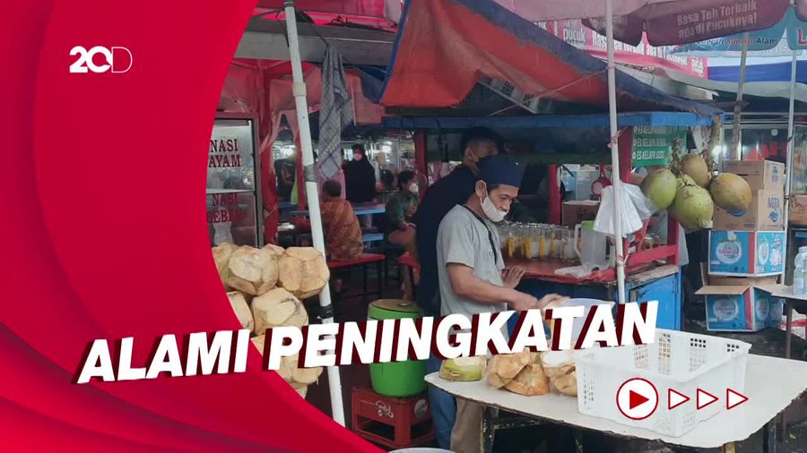 Geliat Penjualan Takjil di Masjid Sunda Kelapa di Tahun Ketiga Pandemi