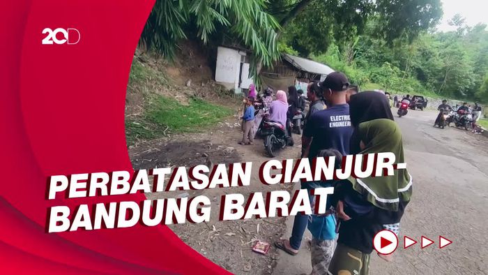 Ngabuburit di Jembatan Citarum Lama Sambil Beri Makan Monyet