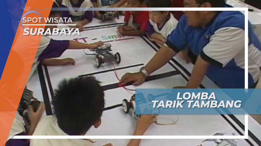 Adu Tangkas Lomba Tarik Tambang di Pusat Perbelanjaan Surabaya
