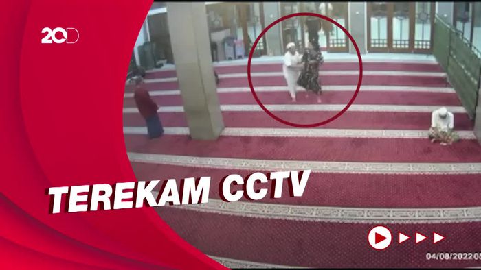 Detik-detik Wanita ODGJ Bawa Pisau saat Masuk ke Masjid di Jaksel