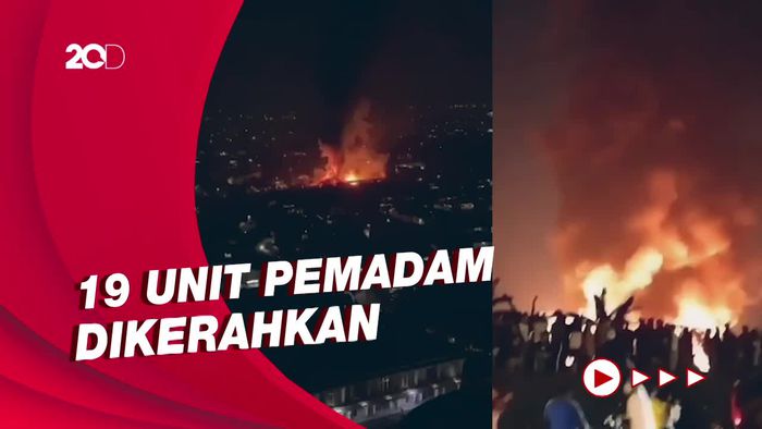 Gudang Tiner di Kalideres Diamuk Si Jago Merah