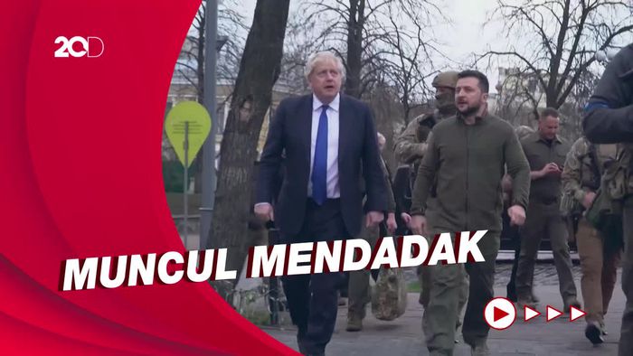 PM Inggris Boris Johnson Jalan Kaki Santai Berkeliling Kota Kiev