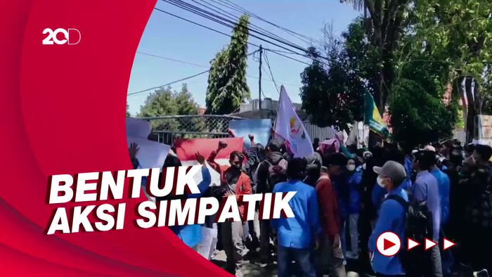 Demo 11 April di Banyuwangi, Polisi Bagikan Bunga ke Mahasiswa