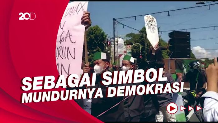 Demo Tolak 3 Periode-Harga BBM, HMI Blitar Gelar Aksi Jalan Mundur