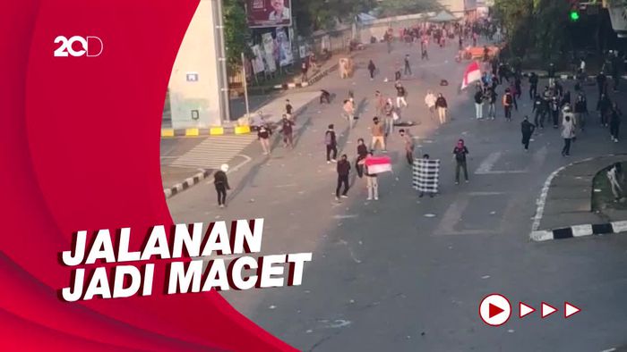 Momen Demo Ricuh di Makassar, Polisi Tembak Gas Air Mata
