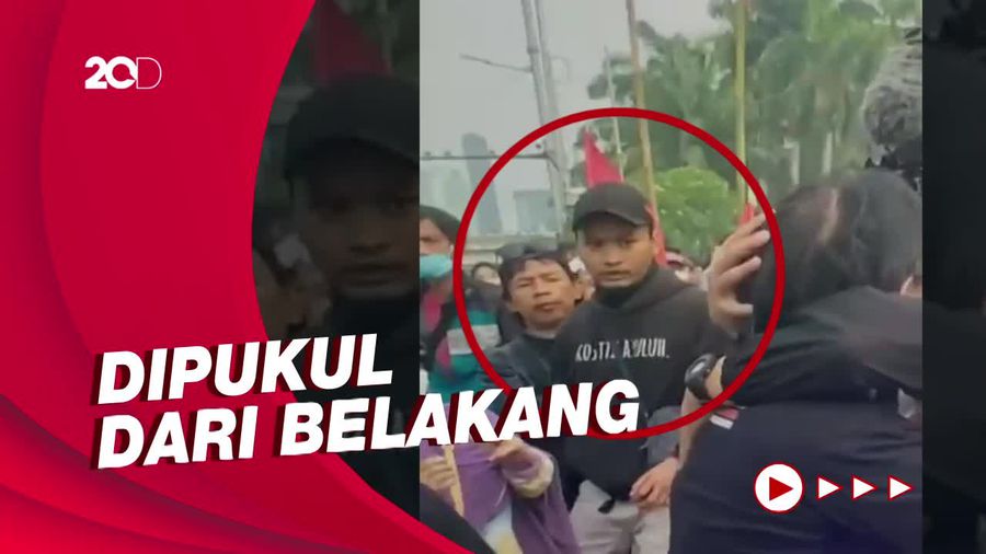 Tertangkap Kamera! Ini Pria yang Pertama Pukul Ade Armando saat Demo
