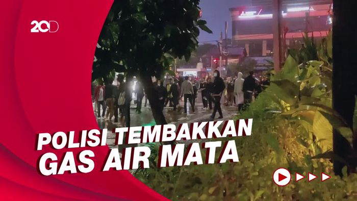 Panas! Massa Demonstrasi Bentrok dengan Polisi di Pejompongan