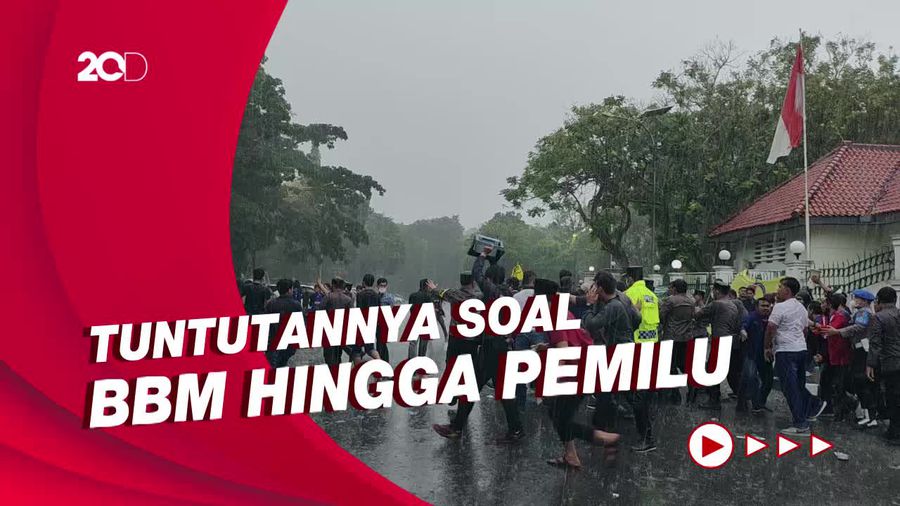 Saat Mahasiswa Lebak Ogah Bubar Demo Meski Diguyur Hujan