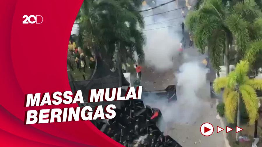 Momen Kericuhan Demo 11 April di Padang, Polisi Tembakkan Gas Air Mata!