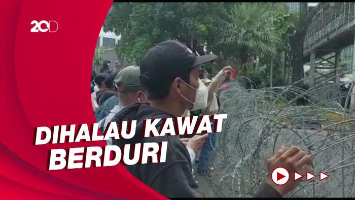 Polisi Halau Massa Aksi yang Akan Demo ke Istana