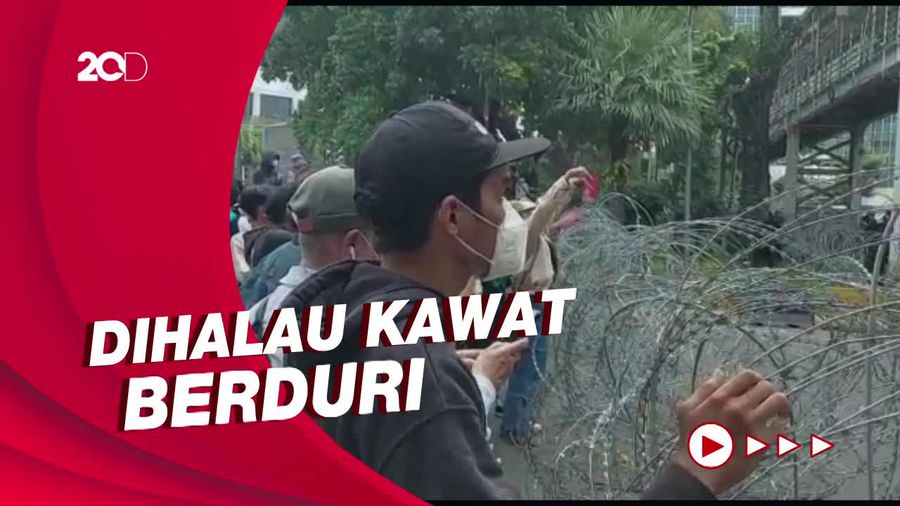 Polisi Halau Massa Aksi yang Akan Demo ke Istana