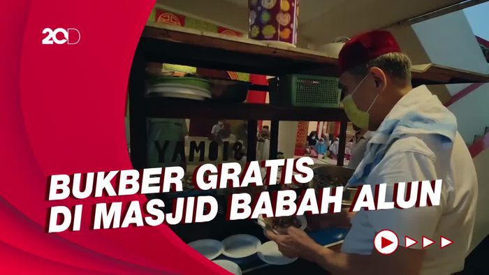 Melihat Pengusaha Jusuf Hamka Bikin Siomai untuk Bukber di Masjidnya