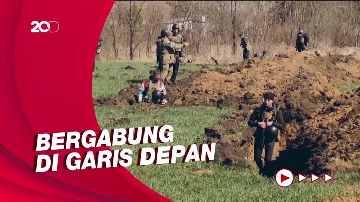 Warga & Sukarelawan di Ukraina Timur Gali Parit Hadapi Militer Rusia  