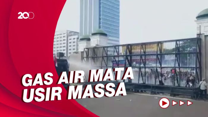 Massa Lempar Batu ke Gedung DPR, Polisi Tembakkan Gas Air Mata & Water Cannon