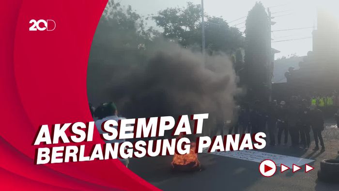 Demo 11 April di Jateng Diwarnai Bakar Ban dan Injak Kawat Berduri