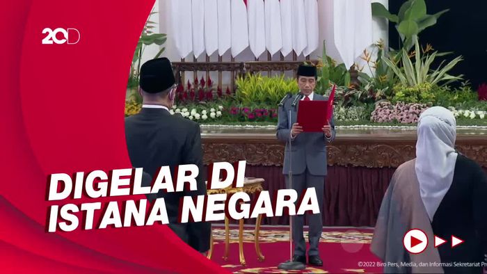 Momen Jokowi Ambil Sumpah Anggota KPU-Bawaslu 2022-2027