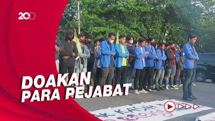 Mahasiswa DIY Demo Tolak 3 Periode, Tutup Aksi dengan Salat Gaib