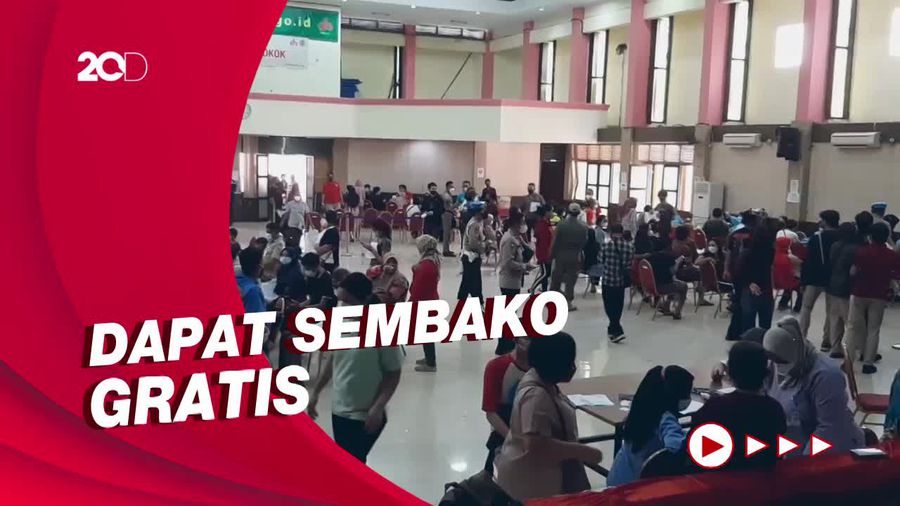 Demi Mudik dan Sembako, Ribuan Warga di Jatinegara Antre Vaksin Booster