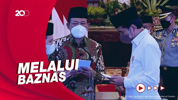 Presiden Jokowi Tunaikan Zakat di Istana Negara