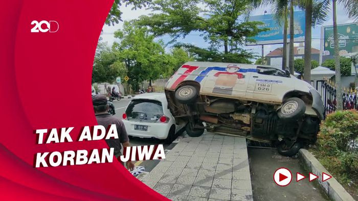 Mobil Ekspedisi Oleng, Naik Trotoar Lalu Nyaris Terguling di Ciamis