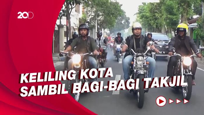Ngabuburit  Ala Pencinta Motor Antik di Lumajang
