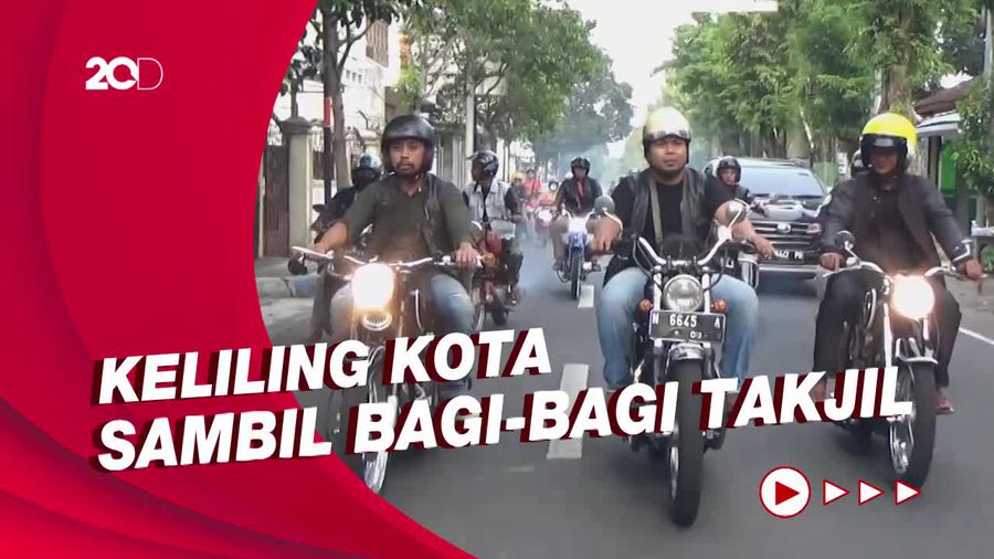 Ngabuburit  Ala Pencinta Motor Antik di Lumajang