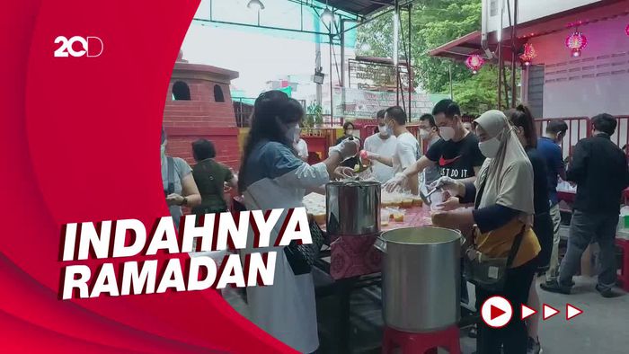 Momen Warga Tionghoa Petak Sembilan Berbagi Takjil untuk Berbuka Puasa