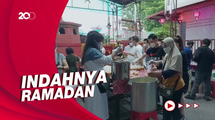 Momen Warga Tionghoa Petak Sembilan Berbagi Takjil untuk Berbuka Puasa