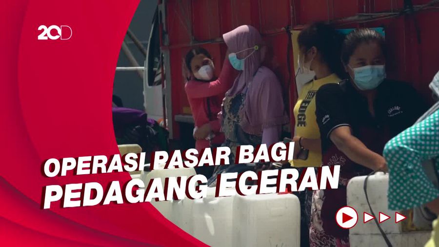 Antrean Warga Berburu Migor Curah di Pasar Legi