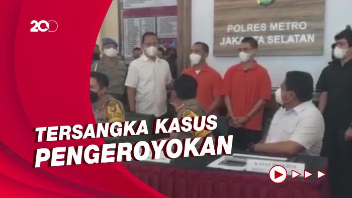 Polisi Pamerkan Putra Siregar dan Rico Valentino Berbaju Tahanan