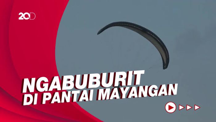 Ngabuburit Sambil Lihat Aksi Paralayang Motor di Pantai Mayangan Probolinggo