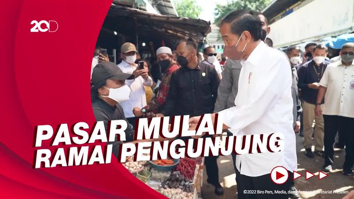 Jokowi ke Pasar Kanoman Cirebon, Bagi-bagi BLT Migor-Bantuan Modal Usaha